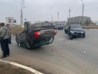 Иномарка опрокинулась на крышу в Волжском: фото и видео с места ДТП