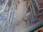 Платят в магазинах чужими картами: подозреваемых в краже записали на видео в Волжском