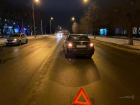 Мужчина попал под колеса авто, перебегая дорогу в Волжском