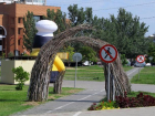 Любимые волжанами экспонаты в парке "Волжский" изуродовали запрещающими знаками и рекламой
