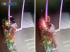 В Волжском женщина подожгла пекарню и удалилась кривой походкой: видео