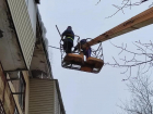 Сотрудники администрации Волжского проверяют качество очистки крыш
