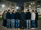 «Толкнул в спину и сбили с ног»: в Волжском толпа подростков избила парня и девушку у магазина