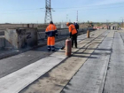 В Волжском продолжают ремонт путепровода на Александрова, работа выполнена на 50%