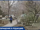 «Вандализм среди белого дня»: мужчина о ломающих кормушку мальчиках в Волжском
