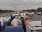 Водители фур стоят в пробках без воды под Волжским