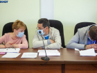 В Волжском активист потребовал от депутатов ответов на заседании комиссии