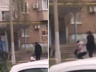 Пьяный мужчина избил женщину во дворе в Волжском: видео