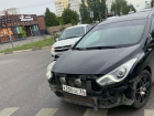 Лихач на иномарке чуть сбил мать и ребенка на пешеходном переходе в Волжском под камерами