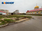 Грузовики распахали зеленую зону и разрушили бордюры в центре Волжского
