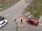 Водители стояли в обнимку в ожидание ГАИ после аварии в Волжском: видео