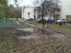 Отсутствие пешеходной дорожки заставило волжан вязнуть в грязи