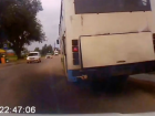 Портящий воздух автобус сняли на видео в Волжском
