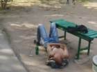 Полуголый мужчина «под мухой» лег спать на детской площадке: видео