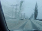 Непрерывная снежная метель с ночи засыпала дороги и автомобили в Волжском
