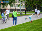 Волжан приглашают заняться дыхательной гимнастикой цигун на траве в парке