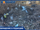 Сухи ветки, пластик и другой мусор: как захламлен один из дворов Волжского