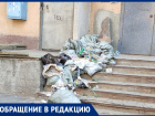 Куча мусора лежит у подъезда уже месяц: жители жалуются на захламление в Волжском