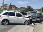 Лобовое столкновение авто на скорости закончилось травмами автомобилистов в Волгограде