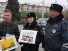 Ко Дню автомобилиста сотрудники ДПС вручили подарки волжским водителям