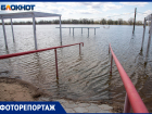 Затопило городской пляж в Волжском: несмотря на пиковый сброс с ГЭС, волжане отдыхают у воды