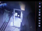 2 рецидивиста пытались вскрыть банкомат, но не смогли и убежали в Волгограде: видео