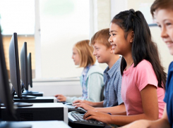 «Нужно ли оттягивать ребенка за уши от смартфона?»: верный ответ — «нет»