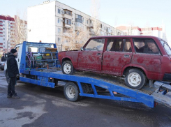 В Волжском продолжают эвакуацию брошенных автомобилей