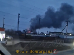 Металлический ангар охватило пламя близ Волжского