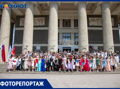 Бал медалистов прошел во дворе ВГС в Волжском: фоторепортаж