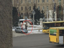 Питерский гастролер изуродовал центр Волжского рекламными листовками