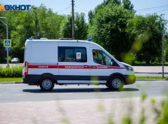 Авария на улице Горького в Волжском: водитель «Лады» пострадал в столкновении с «Хендэ»