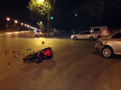 В ДТП в Волжском серьезно пострадали мотоциклист и его юная пассажирка