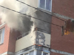 В Волжском загорелся балкон многоэтажки