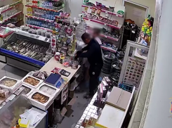 В Волжском задержали злоумышленника, который пытался обчистить кассу продуктового павильона