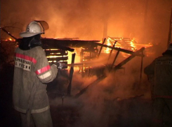 Из-за короткого замыкания в Среднеахтубинском районе загорелся дом