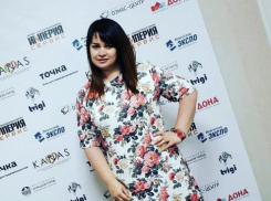 Красотку Юлию Тарасову поздравляют любимые подруги