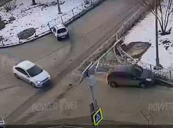 Авария на «квадратном» кольце в Волжском попала на видео