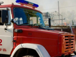 Пожарные тушили квартиру и подъезд в Волжском