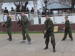 Четкую строевую подготовку показали волжские кадеты под музыку духового оркестра