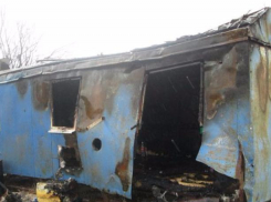 Небольшой вагончик вспыхнул ранним утром в Волжском