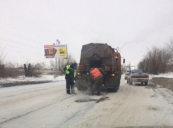 Забив на гололед на дороге, власти Волжского начали активно латать ямы