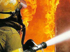 В однокомнатной квартире в Волжском загорелись домашние вещи