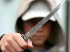 Неадекватный житель региона напал с ножами на сотрудника полиции