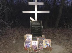 На месте смертельной аварии под Волжским установили памятник