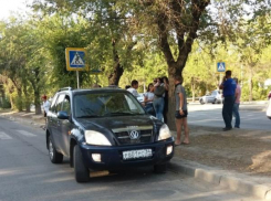 В Волжском под колеса иномарки угодила несовершеннолетняя