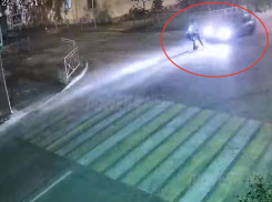 Рассекающего по автодороге самокатчика сбили у школы в Волжском: видео
