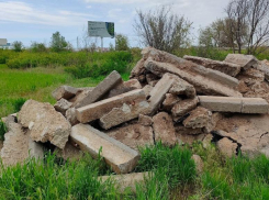 Свалку из старых бордюров со стройки устроили в поселке Волжского: фото