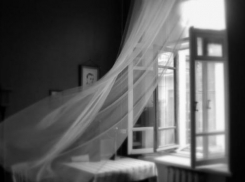 В Средней Ахтубе пенсионер погиб после падения из окна 