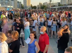 Тысячи людей ждут в очереди концерт «Руки вверх» в Волгограде: видео